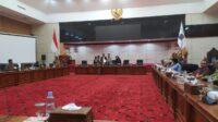 Ketua Fraksi PKS Abdul Malik Saat Menyerahkan Pandangan Umum Fraksi PKS Kepada Wakil Ketua DPRD Bontang
