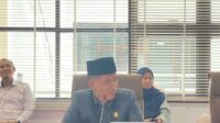 Joni Alla' Padang Anggota DPRD Bontang saat rapat kerja dengan Dinas PUPRK Kota Bontang. Foto (A).